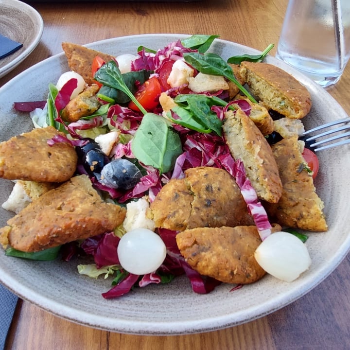 photo of Dežela Okusov insalata vegan con falafel shared by @ilariafio on  02 Nov 2022 - review