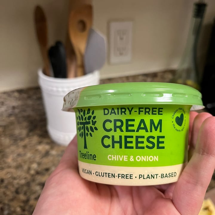 photo of Treeline Cheese Chive and onion cream cheese shared by @elenaguijarro on  03 Feb 2022 - review