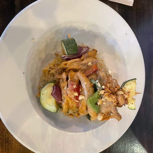 Foto do prato “Brochetas de Heura y verduras con salsa satay y fideos de arroz japoneses”