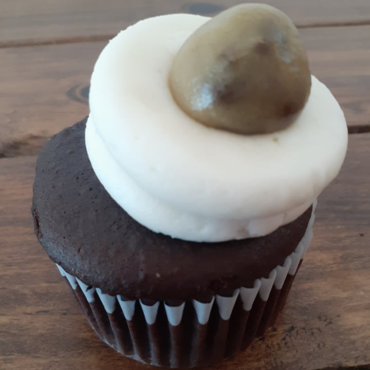 photo of PARLOUR VEGAN BAKERY® BOCA Cookie Dough Cupcake shared by @heartartichokehearts on  06 Sep 2022 - review
