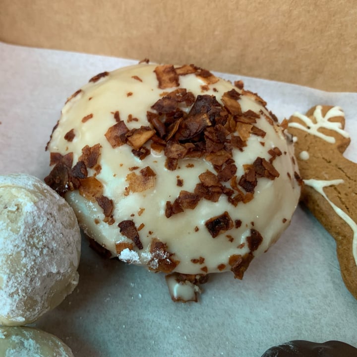 photo of Rainbow Bakery Maple Bacon Donut shared by @keeponveganon on  06 Jan 2022 - review