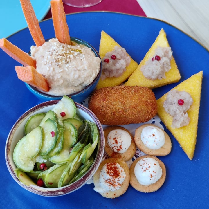 review photo of MagnEtico Bistrò Mixed appetizers with hummus, polenta fritters, zucchini salad shared by @scarletdev on 27 Jul 2022 - review