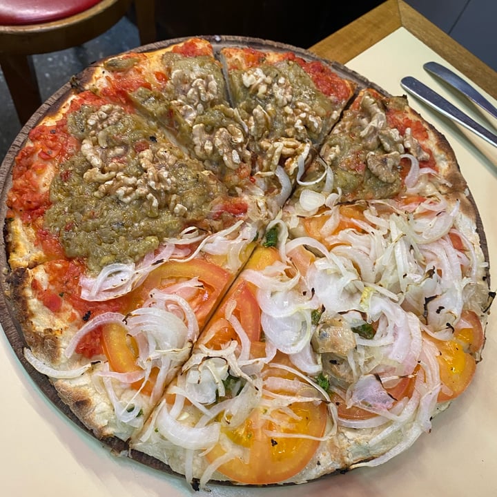 photo of Pizzería Guerrín pizza de berenjena y fugazza shared by @sollcaruso on  24 Jul 2022 - review