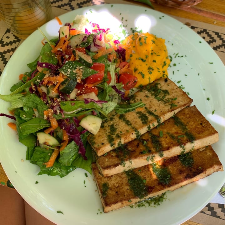 photo of La Cocina de Daksha Tofu con ensalada shared by @franchudivito1 on  18 Mar 2022 - review