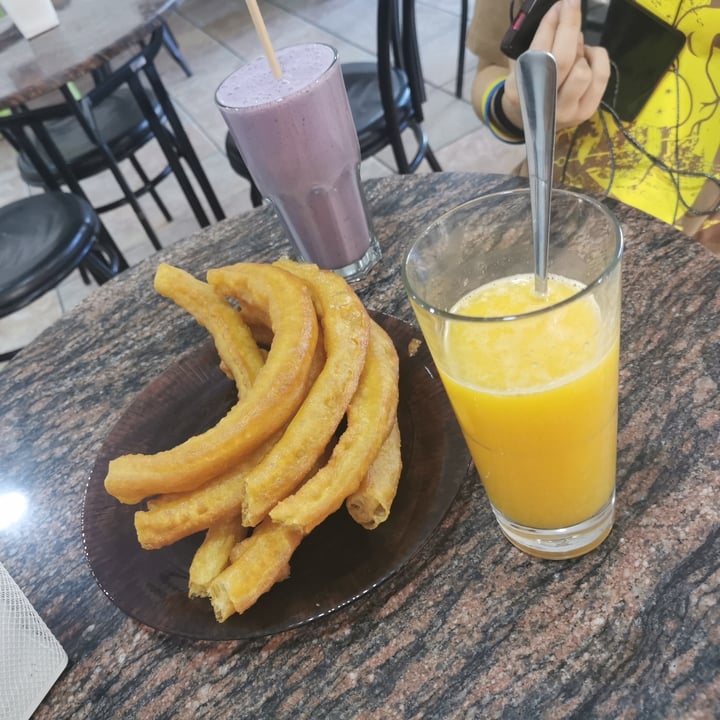photo of Cafetería La Imparcial Desayuno (Smoothie Vegetal Y Churros) shared by @vegananyi on  15 Sep 2022 - review