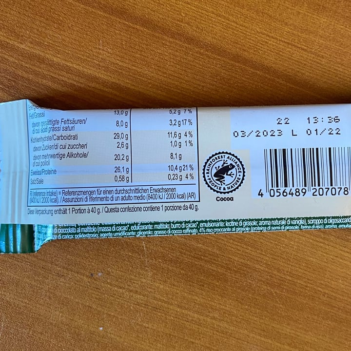 photo of Vemondo  vegan protein bar cookies & cream shared by @chubbybunny on  24 Aug 2022 - review