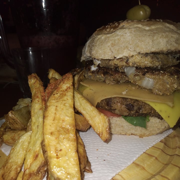 photo of APOLO Bar Multiespacio Hamburguesa apolo vegana shared by @bernarda13121990 on  15 Nov 2021 - review