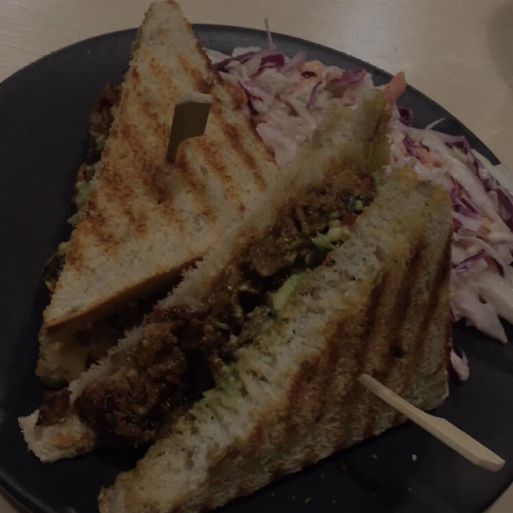 photo of Café Vegetal Sándwich pulled no-pork shared by @saam on  01 Jul 2022 - review