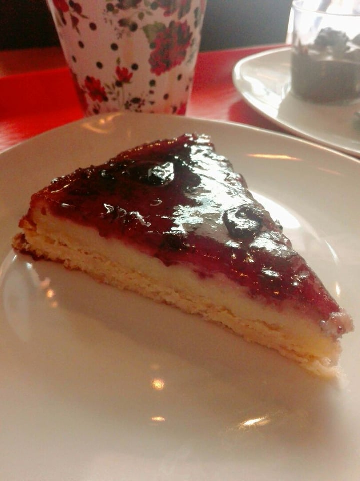 review photo of OM - Vegan Coffe Shop & Beer Cheescake de arándanos shared by @camirocastro on 20 Mar 2020 - review