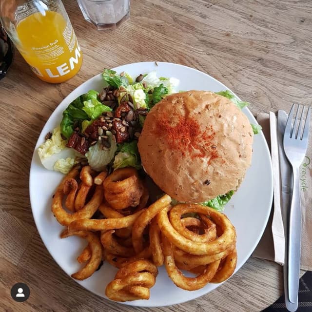 「Spicy burger with two sides」の料理の写真
