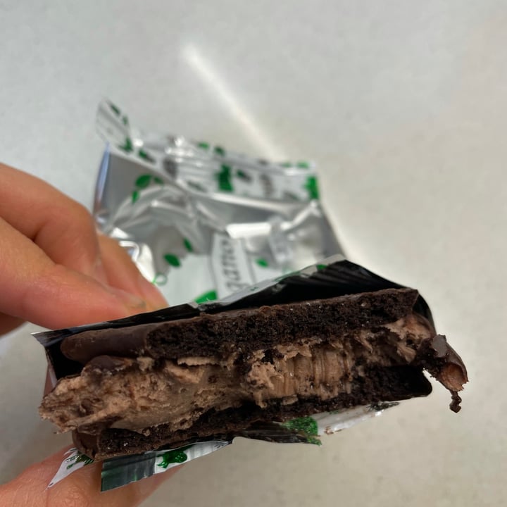review photo of Un Rincón Vegano Alfajor Black Chocolate shared by @veganlaifstyle on 24 May 2021 - review