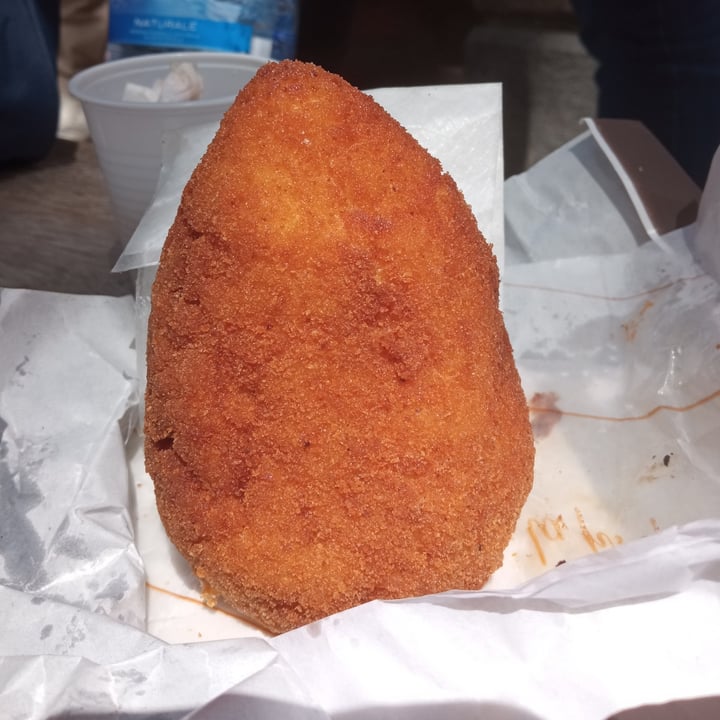 photo of Bar Dolcezza di Cuscunà Temistocle Arancino shared by @veeness88 on  26 Apr 2022 - review