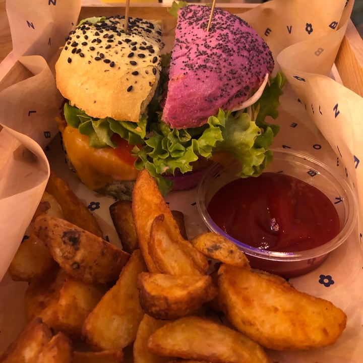 photo of Flower Burger Burger 100% Vegan shared by @federex7 on  18 Sep 2021 - review