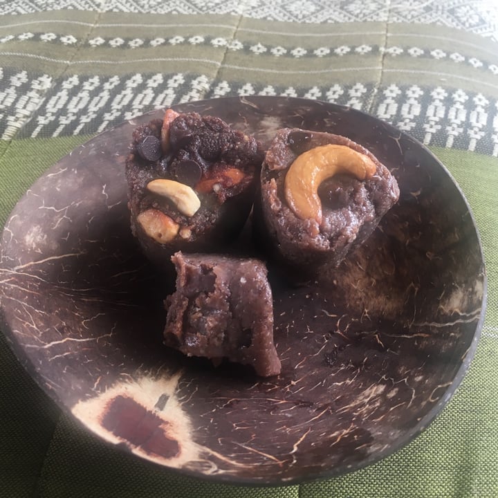 photo of Bom Bowls raw chocolate chip cookies shared by @gillhibbitt on  16 Jun 2020 - review