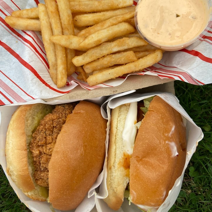 photo of Veg Out Plant Based Burgers & Shakes Chick’n Burger shared by @veggie-meg on  07 Oct 2021 - review