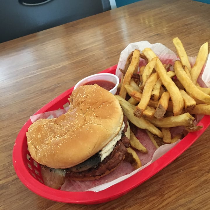 review photo of The Dancing Dog Eatery & Juicery Beyond Burger shared by @navy5150 on 12 Sep 2021 - review