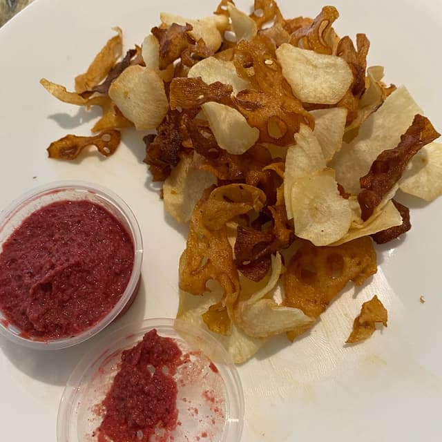 菜肴“Lotus Root And Tapioca Chips With Beetroot Dip”的照片
