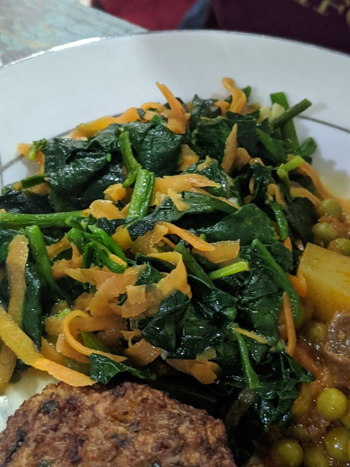 photo of Vegan Istanbul Spinach and Carrot Salad shared by @polimana on  20 Feb 2020 - review
