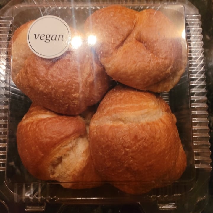 photo of Whole Foods Market vegan croissants shared by @jkmonterio on  24 Nov 2020 - review