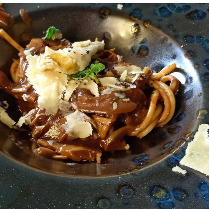 photo of Romeow Cat Bistrot Spaghettone di Gragnano con aglio nero e carciofi croccanti shared by @goveg on  12 Apr 2022 - review