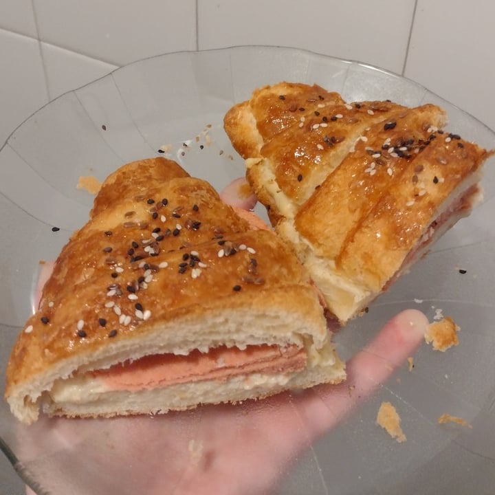 photo of Veganius Croisant De Jamón Y Queso shared by @alejandraglck on  06 Oct 2022 - review