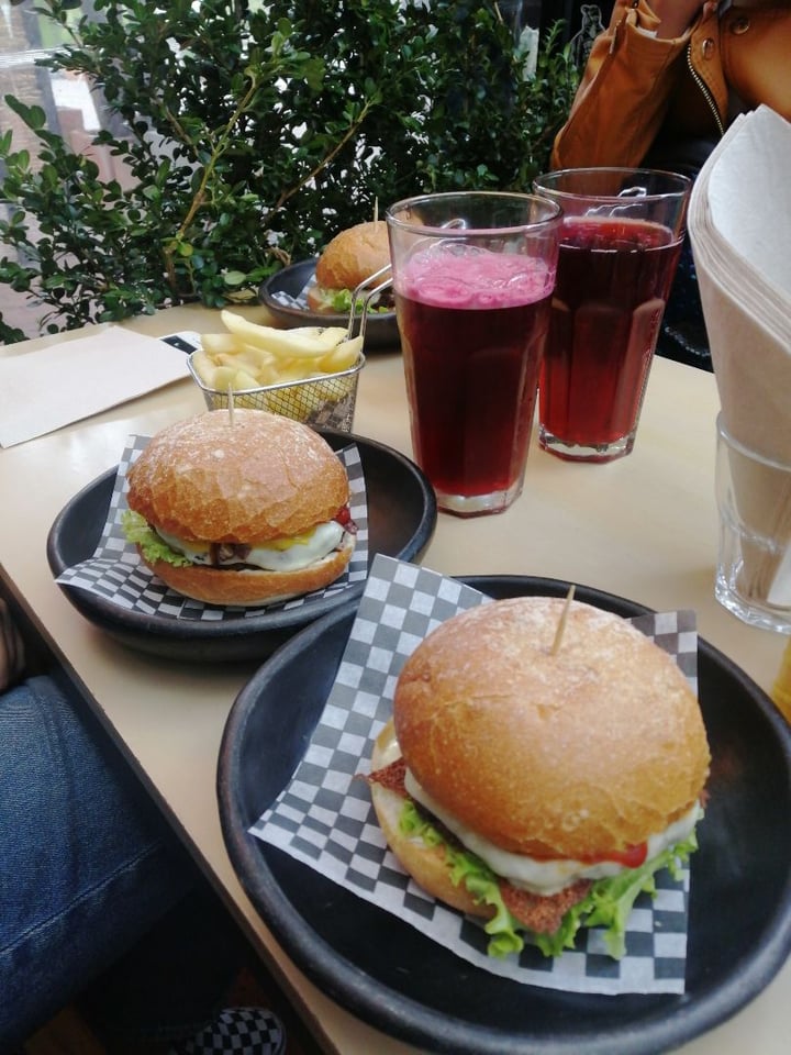 review photo of Cafe Leon Interior 6 Local 3 Paseo Del Faro Hamburguesa vegan shared by @danielmolina on 19 Aug 2019 - review