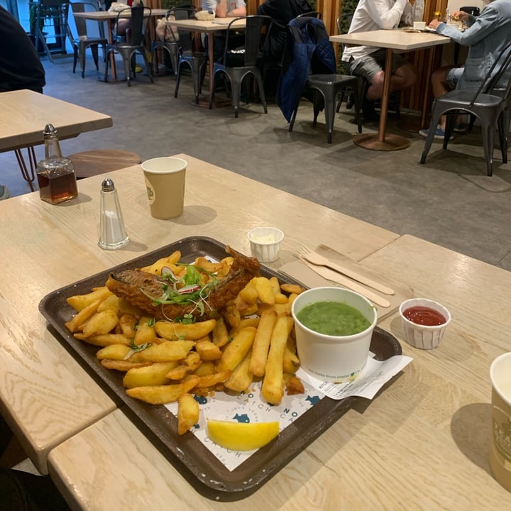 photo of No Catch Vegan cod & chips shared by @alessiale on  04 Aug 2022 - review
