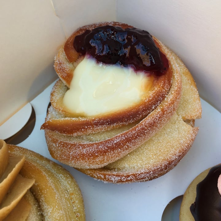 photo of Black Rabbit Custard & Blackcurrant Cruffin shared by @katelouisepowell on  14 Aug 2020 - review