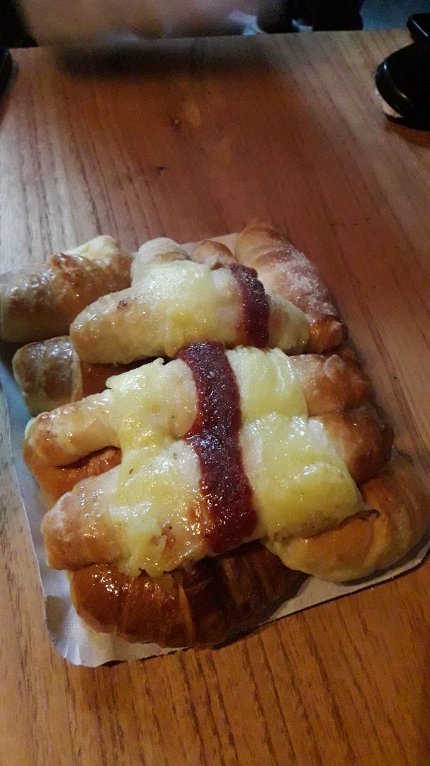photo of Panaderia Sweet Facturas Con Crema Pastelera Y Membrillo shared by @batimaez on  19 Mar 2020 - review