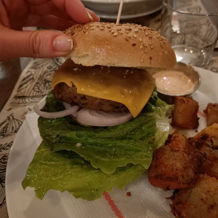 photo of Tulsi Vegan Restaurant Hamburguesa De Seitán shared by @mbasquens on  06 Jul 2022 - review