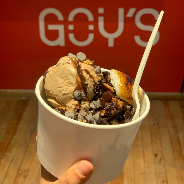 photo of Goy’s Burgers sundae shared by @scarlettvegana on  11 May 2022 - review