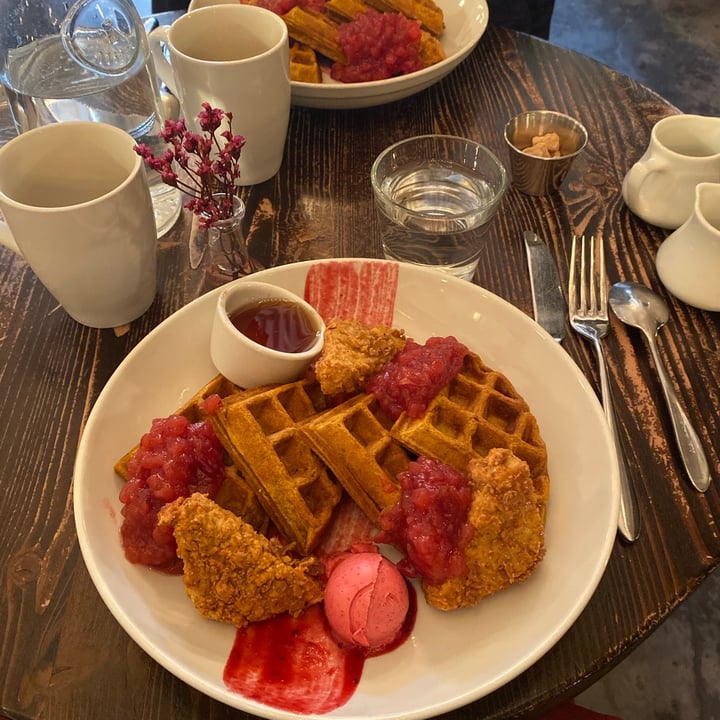 photo of Modern Love “Chicken” and Waffles shared by @victorianostalgic on  04 May 2020 - review