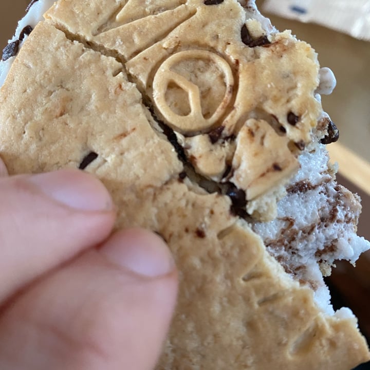 review photo of Valsoia Biscotto Gelato con gocce di cioccolato shared by @sinella on 15 Oct 2022 - review