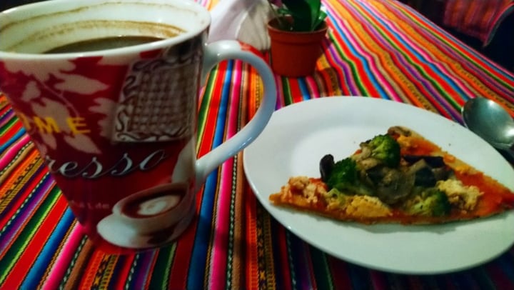 photo of Salud & Sabor (Restaurante Vegano) Pizza vegana con Ponche de Habas shared by @pmolinan on  09 Jan 2020 - review