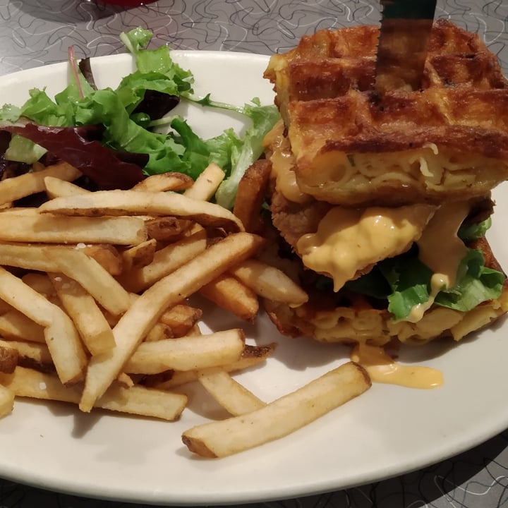 photo of Veggie Galaxy Chicken Waffle shared by @zakgiu95 on  04 Sep 2022 - review