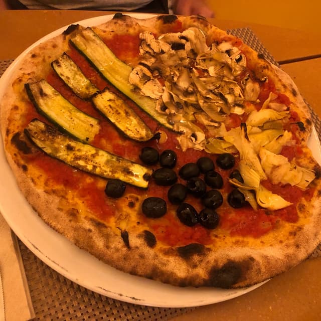 菜肴“Pizza 4 Stagioni”的照片