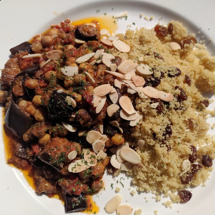 photo of Isis Farmhouse Aubergine and Chickpeas tagine with raisin and cous cous shared by @luanitafnt on  15 May 2022 - review