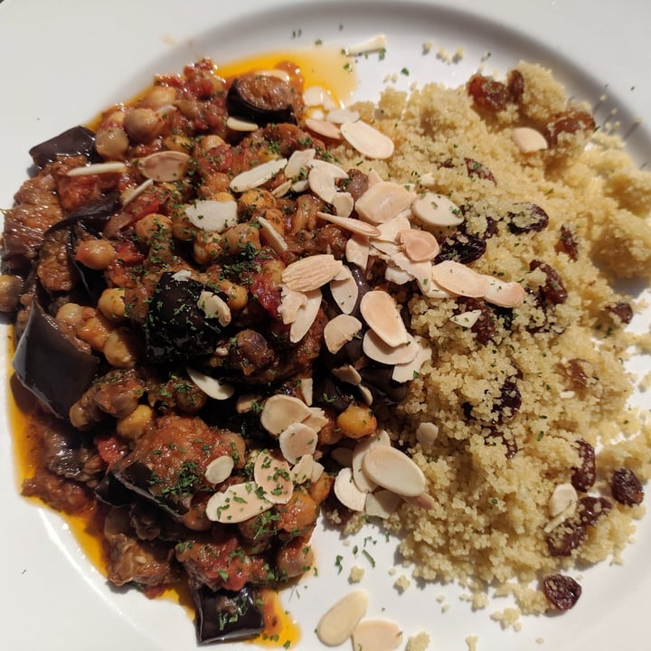 review photo of Isis Farmhouse Aubergine and Chickpeas tagine with raisin and cous cous shared by @luanitafnt on 15 May 2022 - review