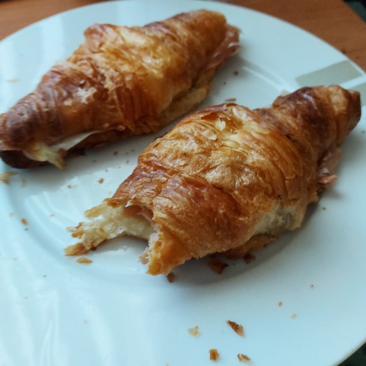 photo of El GAT VEGÀ Croissant de jamón y queso vegano shared by @amarok on  16 Jan 2021 - review