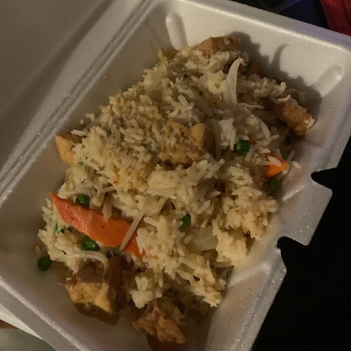 review photo of Mama's Thai Cafe FR-4 Pineapple Kow Pad - Pinapple Cashew Fried Rice shared by @thatveganj on 06 Dec 2022 - review