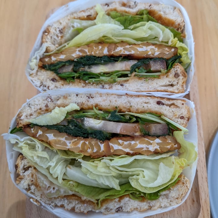 photo of Lilac Oak Peanut tempeh sandwich shared by @chaoticgarlic on  10 Sep 2022 - review
