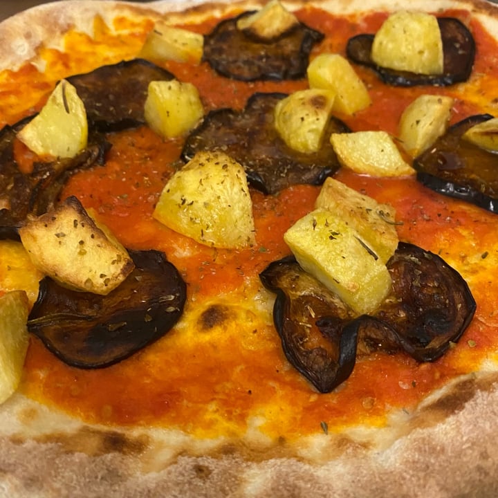 photo of Monte Cristo Pizza Marinara con melanzane fritte e patate al forno shared by @elitofu on  19 Jun 2022 - review