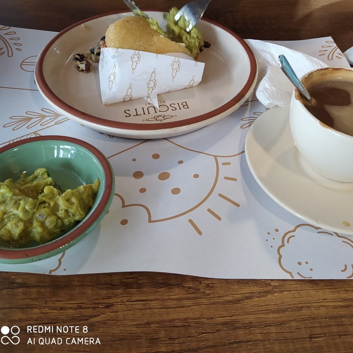 review photo of Biscuits By Nane Tortillas De Papá Con Alberja Y Jengibre + Jugo De Mango, Arepa Rellena Con Salsa De Garbanzo+ Café Con Almendras Y El Postre Pastel De Chocolate Vegano shared by @florreyes on 28 Jul 2020 - review