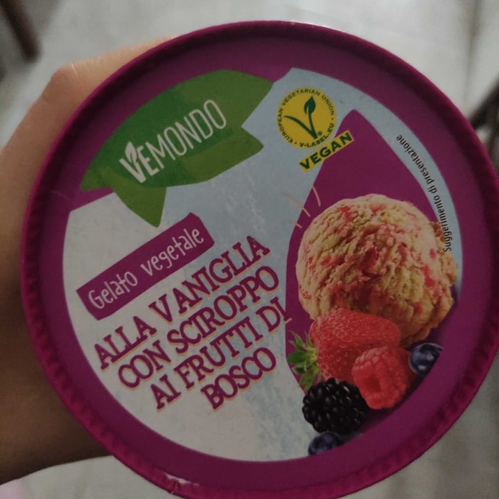 photo of Vemondo Gelato vegano alla vaniglia e frutti di bosco shared by @aangelaa on  31 Mar 2022 - review