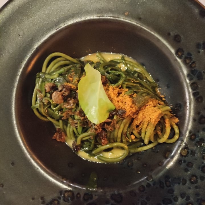 photo of Romeow Cat Bistrot Spaghettone di Gragnano con fitoplancton marino, foglia d’ostrica,salicornia, zucchine , capperi croccanti e coulis di pomodorini gialli shared by @claveg on  31 Aug 2022 - review