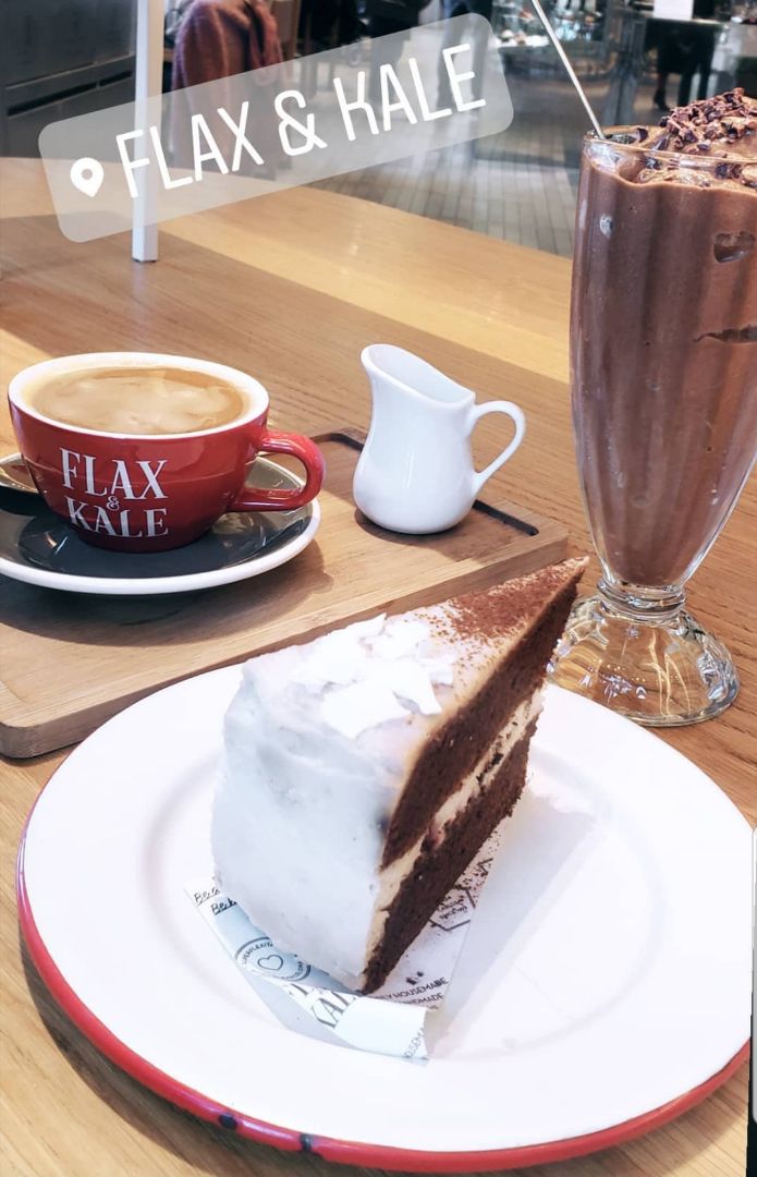 photo of Flax & Kale à Porter White & Black Cake shared by @ayveegan on  03 Jan 2020 - review