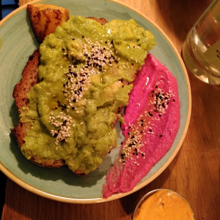 photo of Avo Brothers Avocado Toast Con Hummus Alla Barbabietola shared by @walkabout-veg on  13 Mar 2022 - review