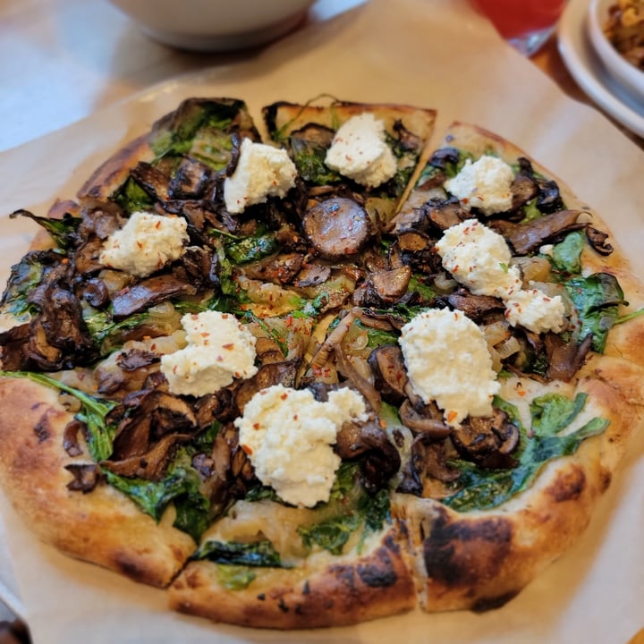 photo of True Food Kitchen Spinach & Mushroom Pizza shared by @lizmaselli on  18 Aug 2021 - review
