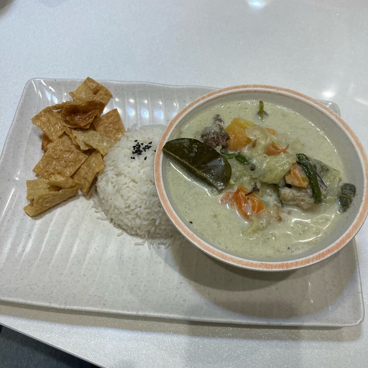 photo of Red Apple Veggie Café Green Curry Rice shared by @yummyveggies on  25 Dec 2021 - review