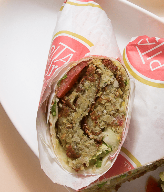 「Falafel Jumbo Wrap」の料理の写真